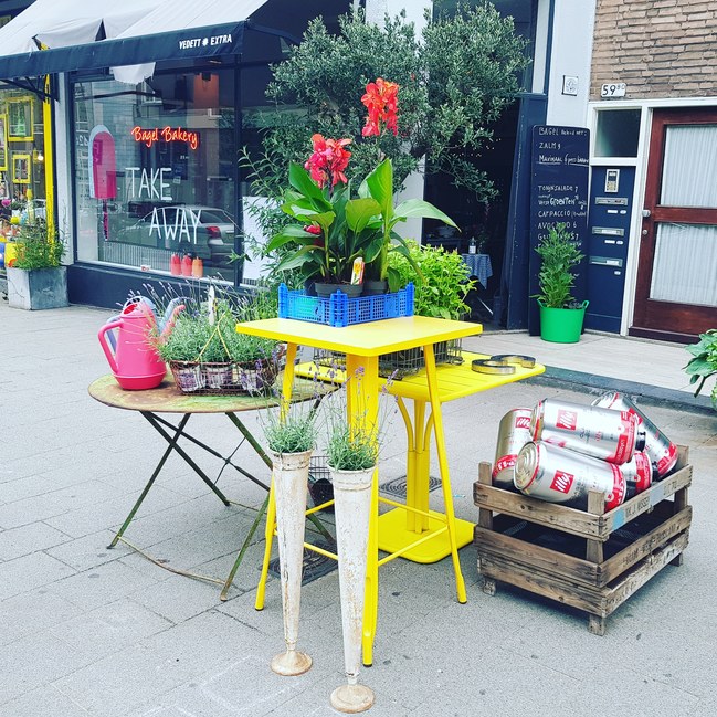 Gele tafel met bloemen en planten